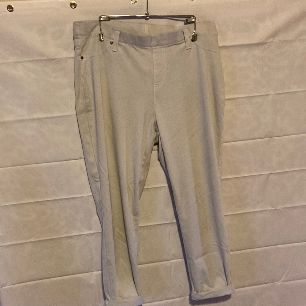 White capri stretchy jeans